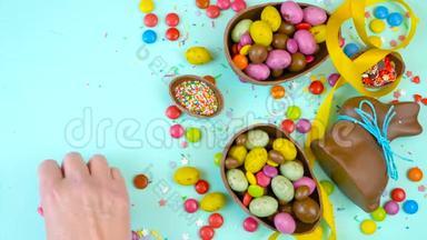 快乐的复活节颓废巧克力背景与复活节彩蛋和糖果。